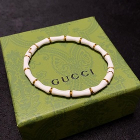 Ранней весной носите белый браслет Gucci с бамбуковым узором, кот