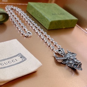 Новые модели на официальном сайте Gucci, синхронизированные с Tik