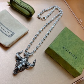 Новые модели на официальном сайте Gucci, синхронизированные с Tik