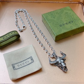 Новые модели на официальном сайте Gucci, синхронизированные с Tik