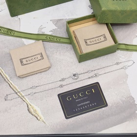 [Модель знаменитостей] GUCCI Icon серия 18-каратный белый золотой