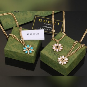 Ожерелье Gucci с двойным логотипом G. Логотип, являющийся символо