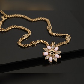 Ожерелье Gucci с двойным логотипом G. Логотип, являющийся символо
