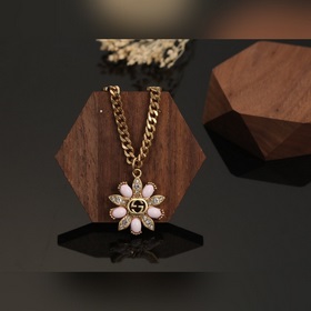 Ожерелье Gucci с двойным логотипом G. Логотип, являющийся символо