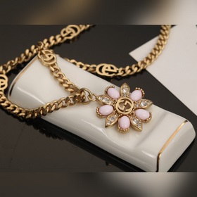 Ожерелье Gucci с двойным логотипом G. Логотип, являющийся символо