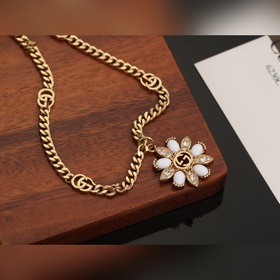 Ожерелье Gucci с двойным логотипом G. Логотип, являющийся символо