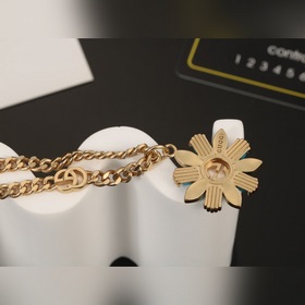 Ожерелье Gucci с двойным логотипом G. Логотип, являющийся символо