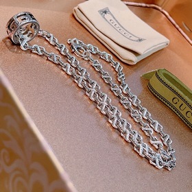 Новые модели на официальном сайте Gucci, синхронизированные с Tik