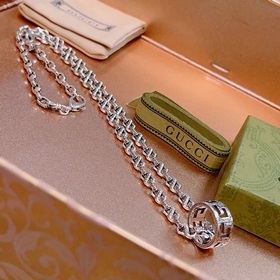 Новые модели на официальном сайте Gucci, синхронизированные с Tik