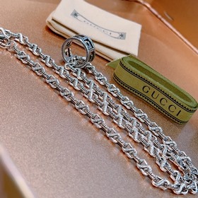 Новые модели на официальном сайте Gucci, синхронизированные с Tik