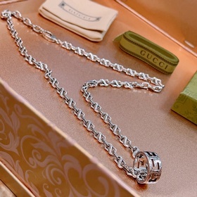 Новые модели на официальном сайте Gucci, синхронизированные с Tik