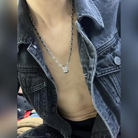 Новые модели на официальном сайте Gucci, синхронизированные с Tik
