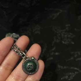 Серьгиз серебра 925 пробы с зеленым павлиньим пером из серии «Сад