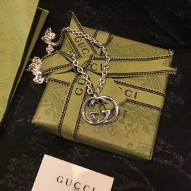 Новый Gucci с двойным G виде объемного кулона, Gucci с переплетен