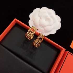 Hermès, новые серьги-гвоздики, модель «Богиня», элегантные и крас