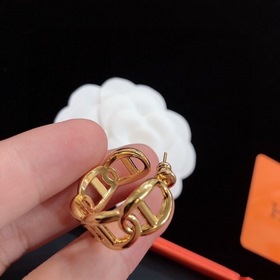 Hermès, новые серьги-гвоздики, модель «Богиня», элегантные и крас