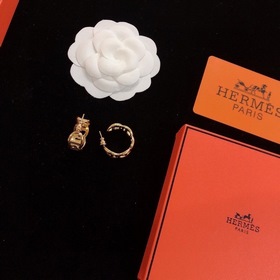 Hermès, новые серьги-гвоздики, модель «Богиня», элегантные и крас
