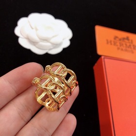 Hermès, новые серьги-гвоздики, модель «Богиня», элегантные и крас