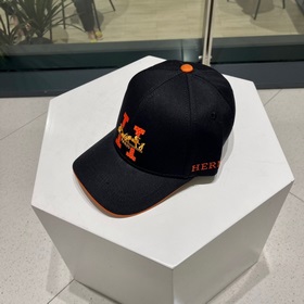 Новая модель бэйсболки с вышиванкой от Hermès, популярная модель,