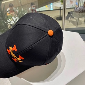Новая модель бэйсболки с вышиванкой от Hermès, популярная модель,