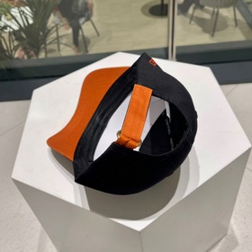 Новая модель бэйсболки с вышиванкой от Hermès, популярная модель,