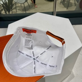 Новая модель бэйсболки с вышиванкой от Hermès, популярная модель,