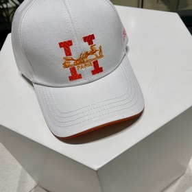 Новая модель бэйсболки с вышиванкой от Hermès, популярная модель,