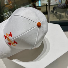 Новая модель бэйсболки с вышиванкой от Hermès, популярная модель,