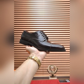 【HERMES】 (овечья кожа внутри) Итальянский роскошный бренд. Он не