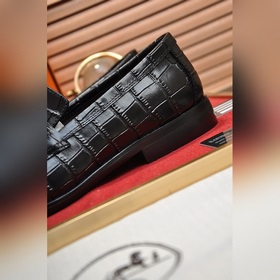 【HERMES】 (овечья кожа внутри) Итальянский роскошный бренд. Он не 