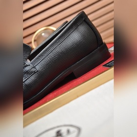 【HERMES】 (овечья кожа внутри) Итальянский роскошный бренд. Он не 