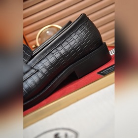 【HERMES】 (овечья кожа внутри) Итальянский роскошный бренд. Он не 