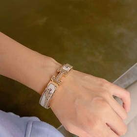 Браслет HERMES CLIC с эмалью H. Незаменимый аксессуар для поклонн