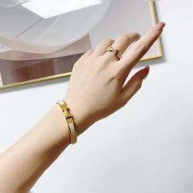 Браслет Hermes с эмалью цвета молочного чая и золотой окантовкой,