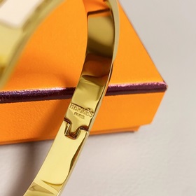 Браслет Hermes с эмалью цвета молочного чая и золотой окантовкой,