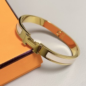 Браслет Hermes с эмалью цвета молочного чая и золотой окантовкой,