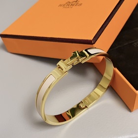 Браслет Hermes с эмалью цвета молочного чая и золотой окантовкой,