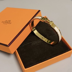 Браслет Hermes с эмалью цвета молочного чая и золотой окантовкой,