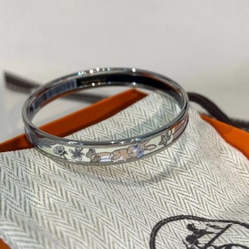 В 2023 году, в год Кролика, Hermes представляет новые браслеты с