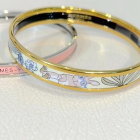 В 2023 году, в год Кролика, Hermes представляет новые браслеты с 
