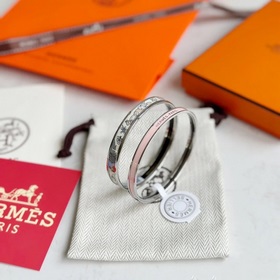 В 2023 году, в год Кролика, Hermes представляет новые браслеты с 