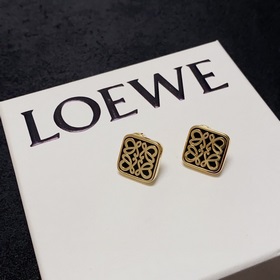 Новинка 2023 года： квадратные черно-белые серьги LOEWE. Влюбилась