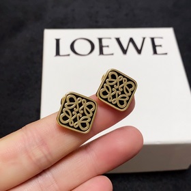 Новинка 2023 года： квадратные черно-белые серьги LOEWE. Влюбилась
