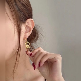 LOEWE Серьги-гвоздики Классический дизайн с логотипом LOEWE Anagr