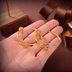 LOEWE Серьги-гвоздики Классический дизайн с логотипом LOEWE Anagr