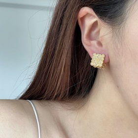 Новая модель LOEWE Ройве Двойные серьги-барашки с бриллиантами, г