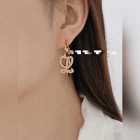 LOEWE Ройве ушные серьги – новая популярная модель, которая привл