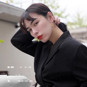 LOEWE Ройве ушные серьги – новая популярная модель, которая привл
