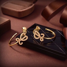 LOEWE Ройве ушные серьги – новая популярная модель, которая привл