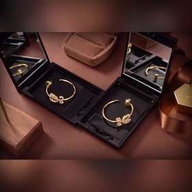 LOEWE Ройве ушные серьги – новая популярная модель, которая привл